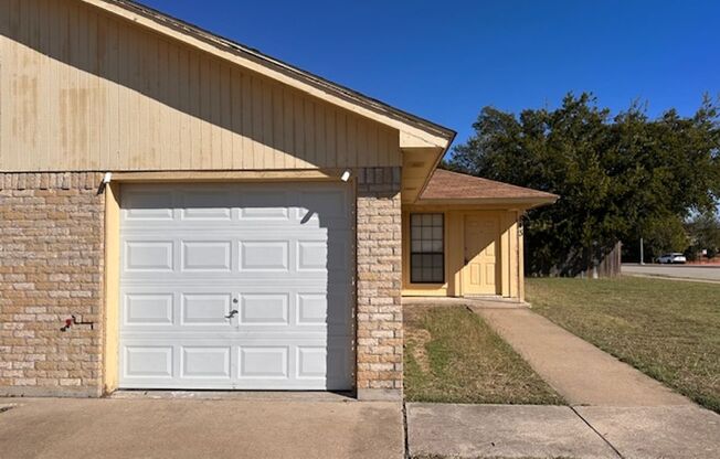 Available now! Nice 2 Bedroom, 2 Full Bath Duplex Located in Saginaw.