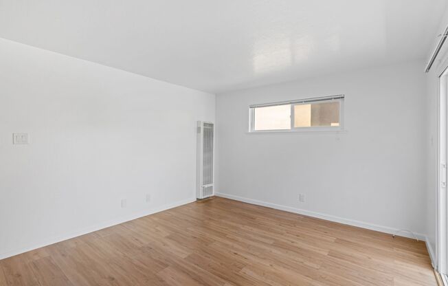 Bright & Freshly Painted 1 Bedroom Apartment!
