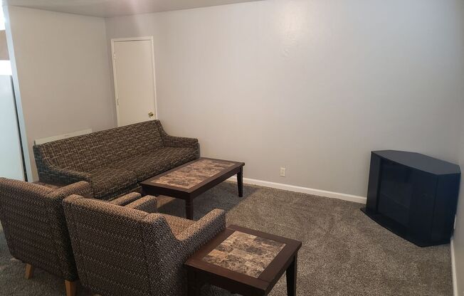 2 beds, 1 bath, 700 sqft, $1,800