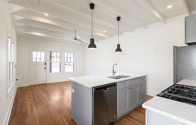 CHARMING 1/1 DUPLEX IN THE HAPPENING HISTORIC DISTRICT OF DIGNOWITY HILL.