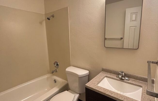 2 beds, 1 bath, 900 sqft, $1,350, Unit 26