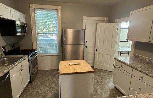 5 beds, 1.5 baths, 5 sqft, $2,500, Unit 918 E Lyon St - Right Side