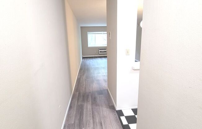 2 beds, 1 bath, $1,400, Unit 316