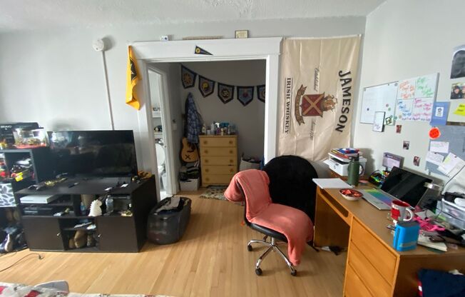 Studio, 1 bath, 300 sqft, $1,550, Unit Unit 406