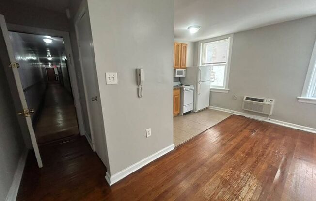 1 bed, 1 bath, 550 sqft, $1,090, Unit B16