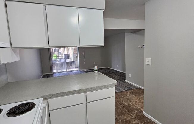 2 beds, 1 bath, 864 sqft, $1,195, Unit Unit 33