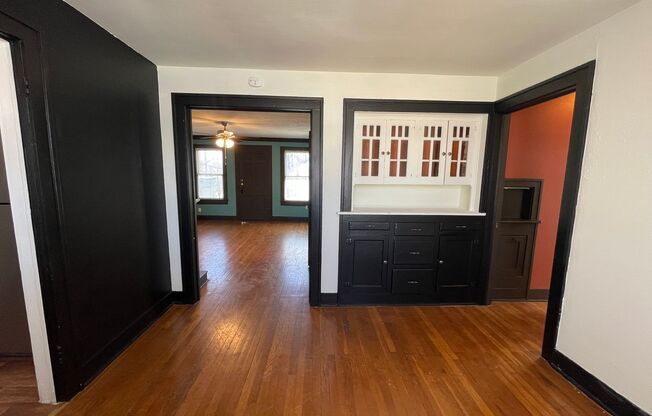 Elegant 2/1 Upstairs Unit w/ Real Hardwood Floors All Throughout ~ Gas Fireplace ~ Balcony ~ Laundry Onsite ~ Minutes to EXCITING Downtown Fort Worth ~ Lease Today ((ASAP MOVE IN))