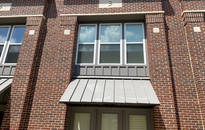 Beautiful Gated Community in Heart of Midtown. 2-Story Unit Features 2bds/2.5bths with 2 Gated Parking Spaces! Pets are allowed with fees.