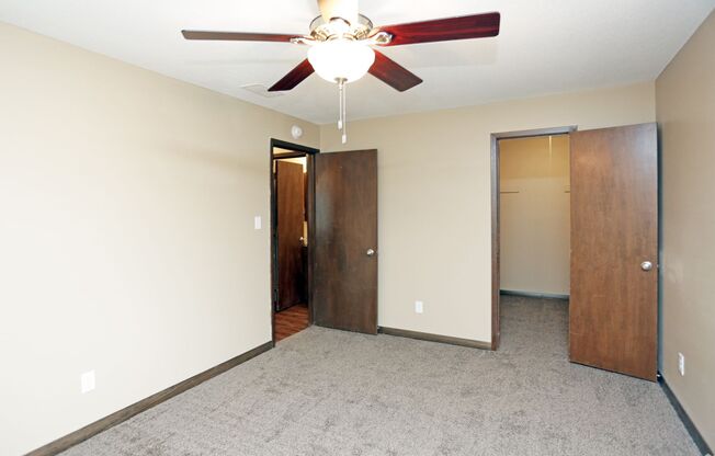 2 beds, 1 bath, 820 sqft, $985, Unit 4400 Wyndsor Terrace Building 5 #16