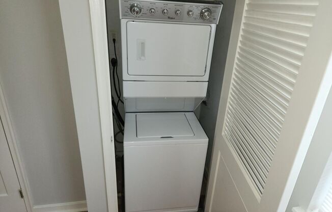 2 beds, 1 bath, 897 sqft, $2,335, Unit E-14