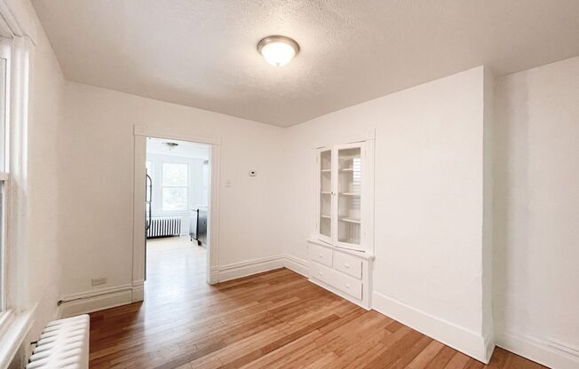 3 beds, 1 bath, $1,600, Unit Apt 2