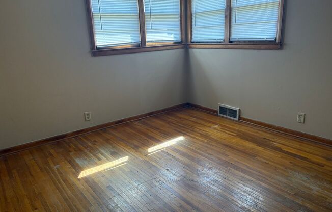 2 beds, 1 bath, 1,855 sqft, $825, Unit Lease only