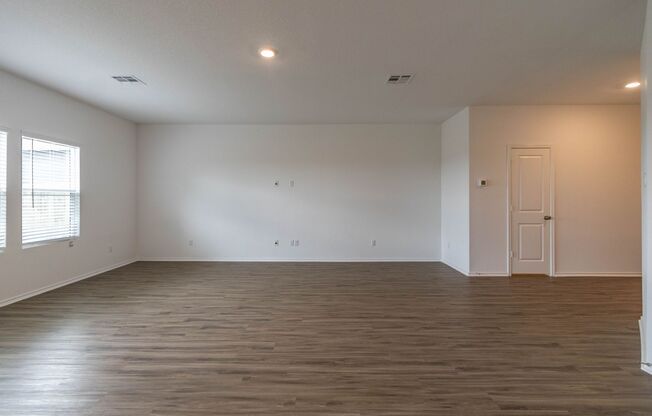 4 beds, 2.5 baths, $1,700