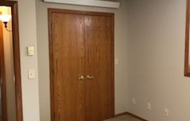 5 beds, 2 baths, $1,550, Unit Unit 1