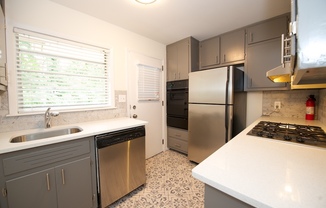 Spacious 2 Bedroom w/ Pool Less Than 1 Mile From Heart of Buckhead!!