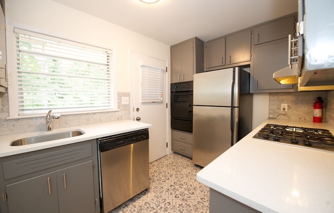 Spacious 2 Bedroom w/ Pool Less Than 1 Mile From Heart of Buckhead!!