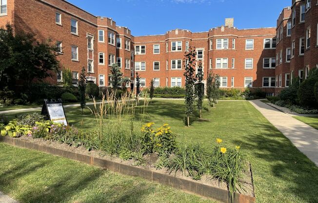 Beautiful Vintage Apartments Near NorthShore Evanston Hospital