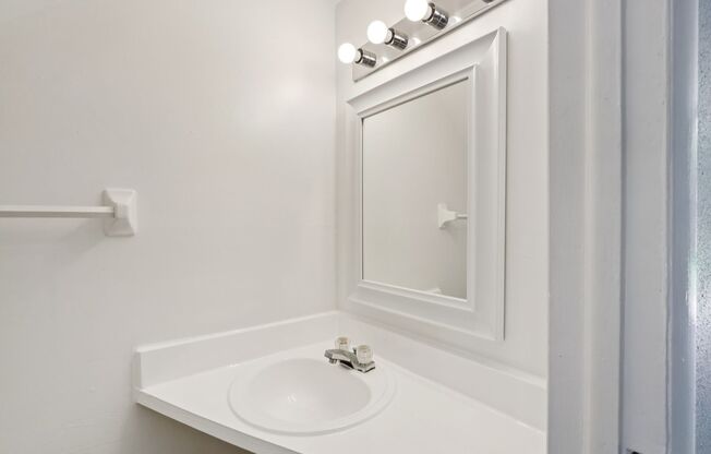 1 bed, 1 bath, 850 sqft, $1,050, Unit 29-066C