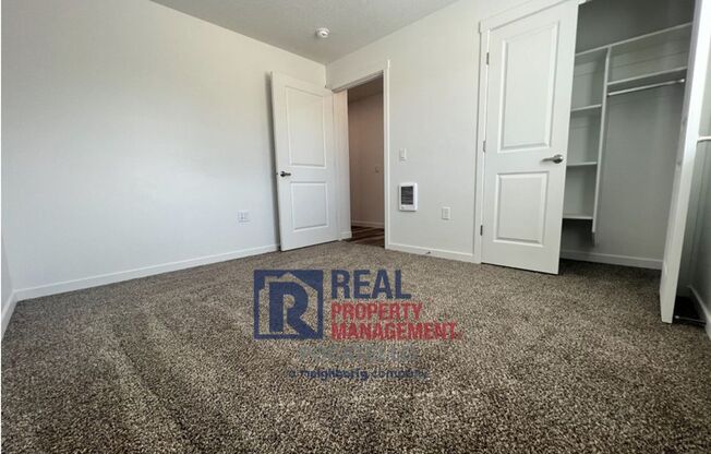 3 beds, 1 bath, 1,080 sqft, $900