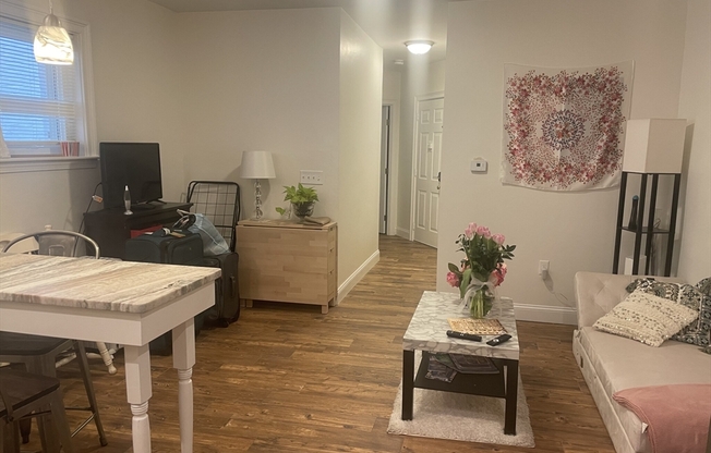 2 beds, 1 bath, 687 sqft, $3,500, Unit 1B