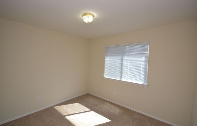 3 beds, 2 baths, $1,750, Unit 100 Steven St.