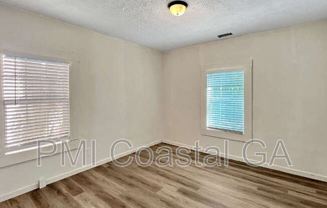 1123 E 53 ST