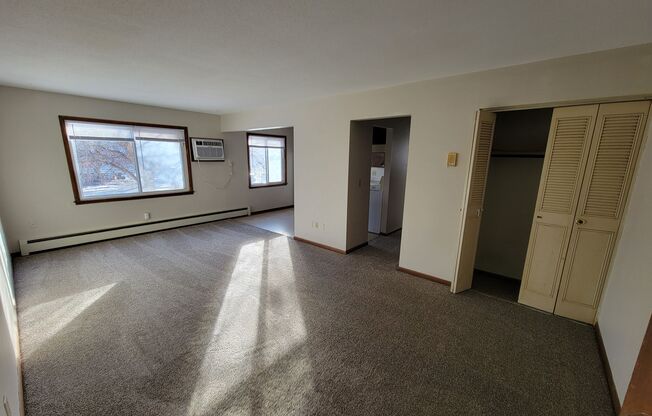 Great 2 Bedroom Near Downtown Shakopee With Parking!
