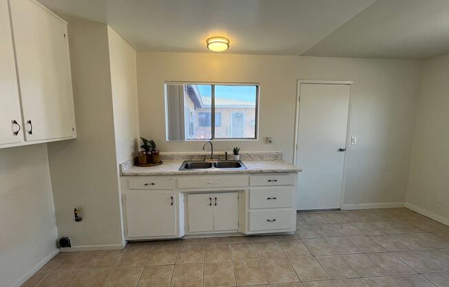 2 beds, 1 bath, 900 sqft, $2,395, Unit 13522 1/2