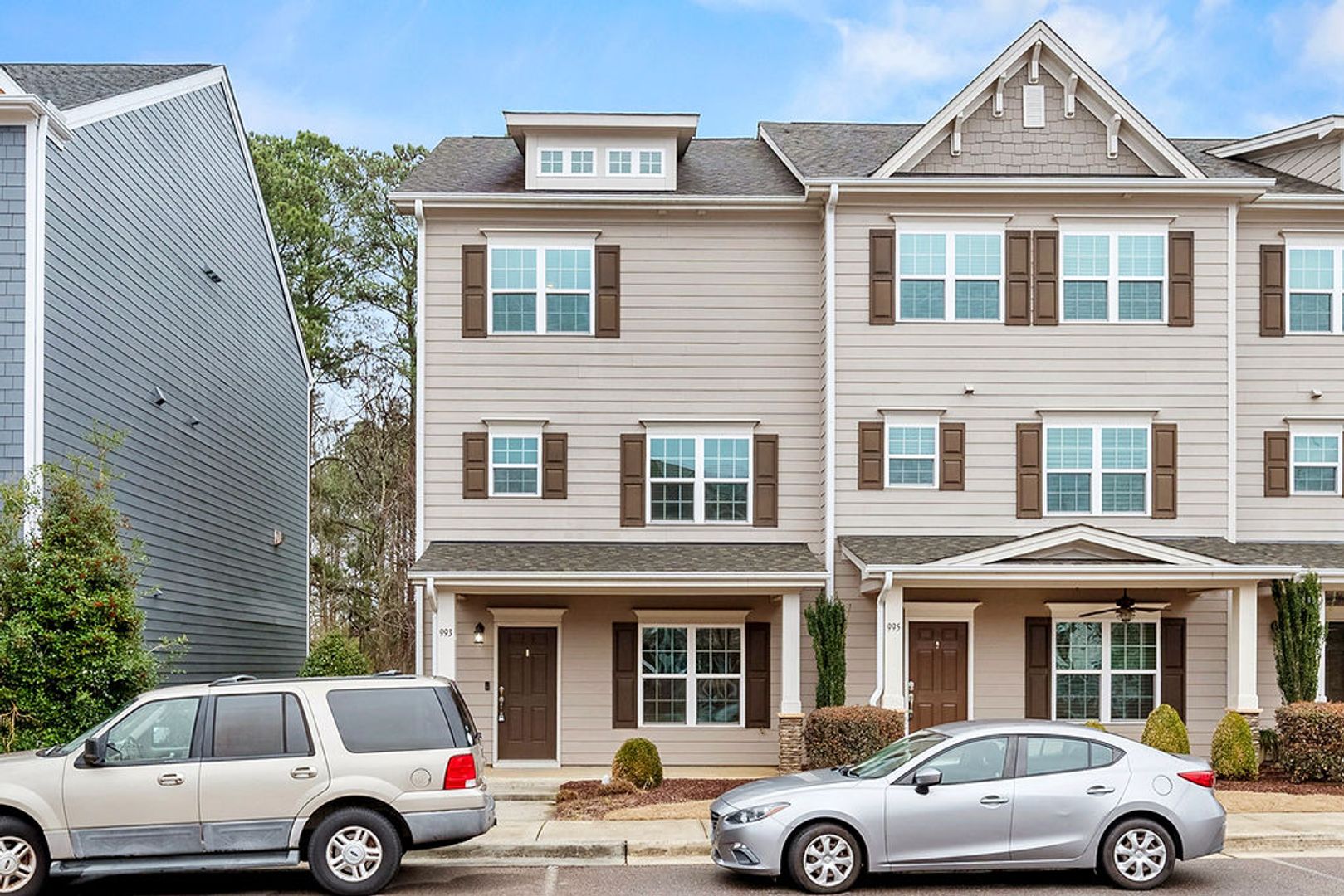 Perfect Location – Gorgeous 4BR/4BA Townhome in Villages of Apex, 1 mile to DT Apex!