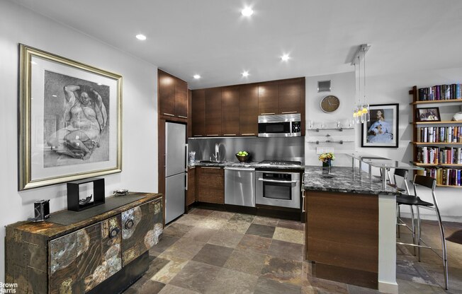 211 W 71 ST