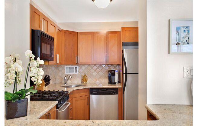 3 beds, 2 baths, 1,185 sqft, $6,500, Unit 5L