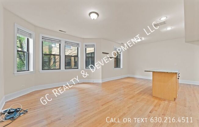 7635 N GREENVIEW AVE