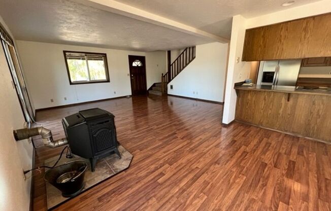 Your Dream Retreat on 5 Acres: Mountain Views and Serenity in Powell Butte!