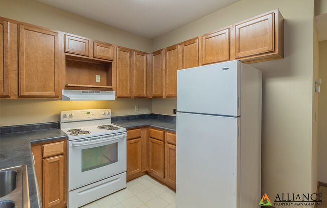 2 beds, 1 bath, 1,090 sqft, $990, Unit 201