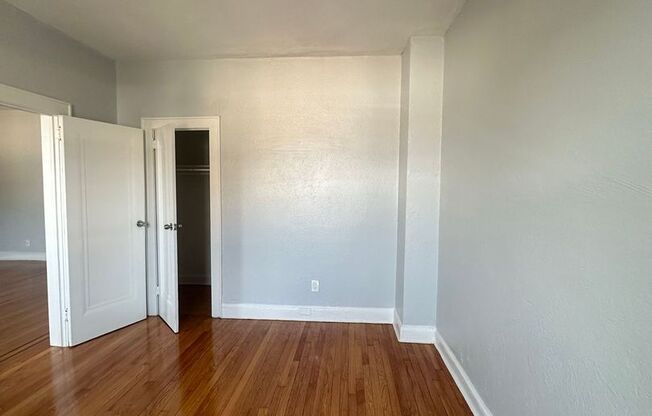 2 beds, 1 bath, $2,300, Unit B32