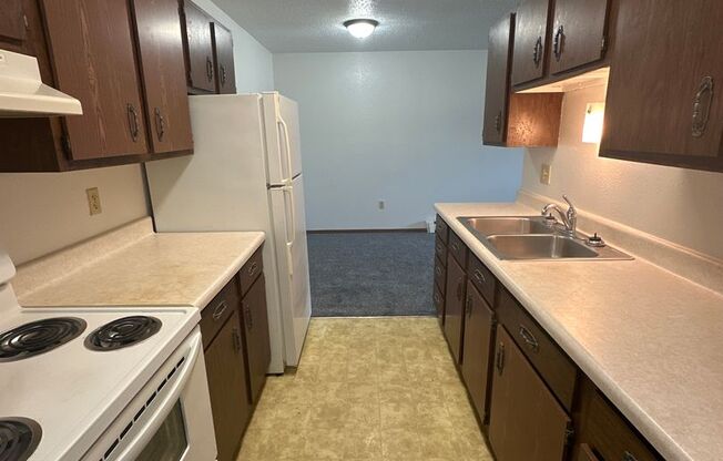 2 beds, 1 bath, $850, Unit 04