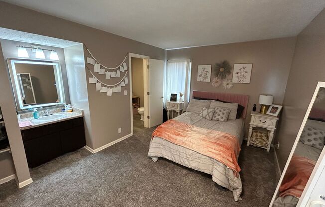 2 beds, 1.5 baths, 680 sqft, $949, Unit 8534