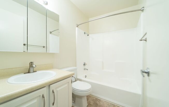 2 beds, 1 bath, 760 sqft, $2,450, Unit 26