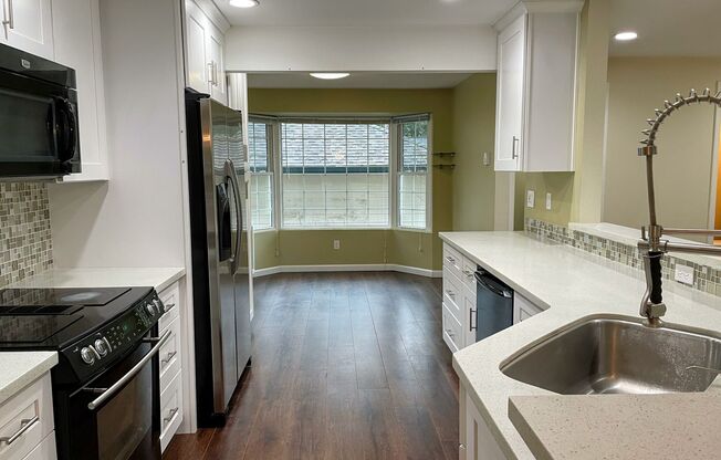 Exquisite Home with 3 Bed and 2.5 Bath in Redmond!!