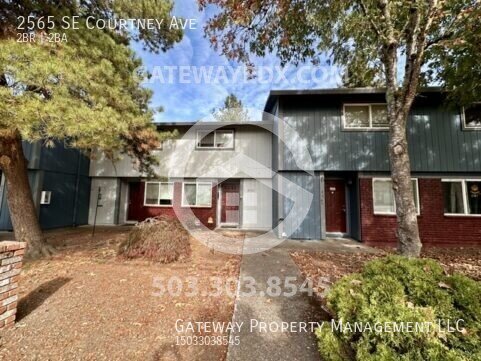 2565 SE COURTNEY AVE