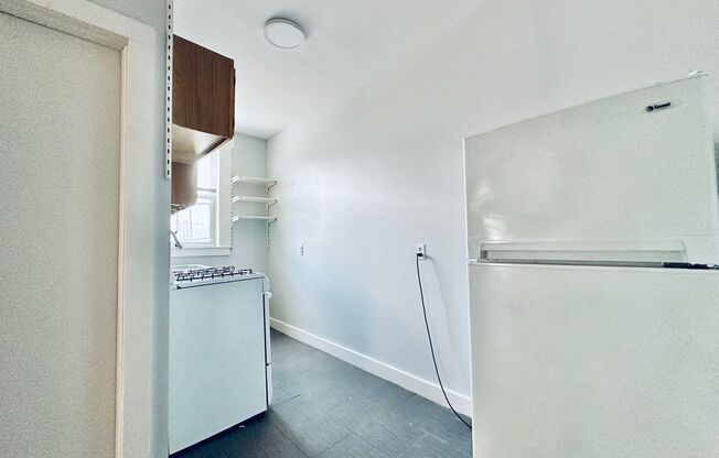 Studio, 1 bath, 400 sqft, $1,295, Unit 21-4