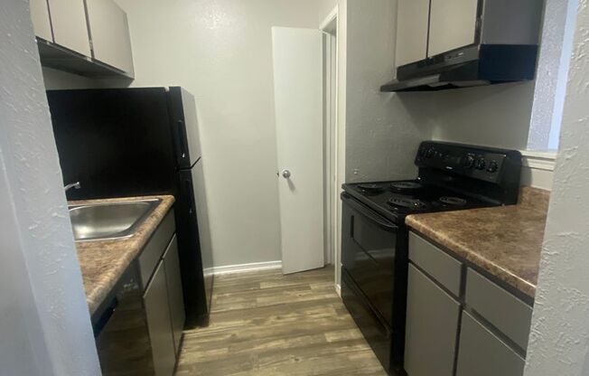 2 beds, 1 bath, 900 sqft, $1,051, Unit 09H