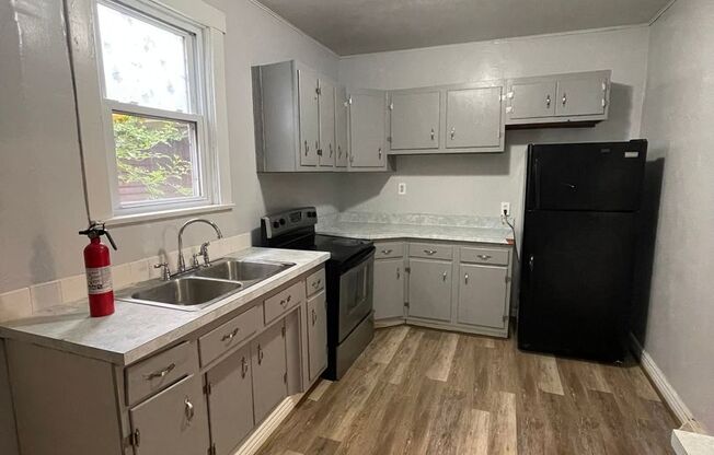 3 beds, 1 bath, $950, Unit 1