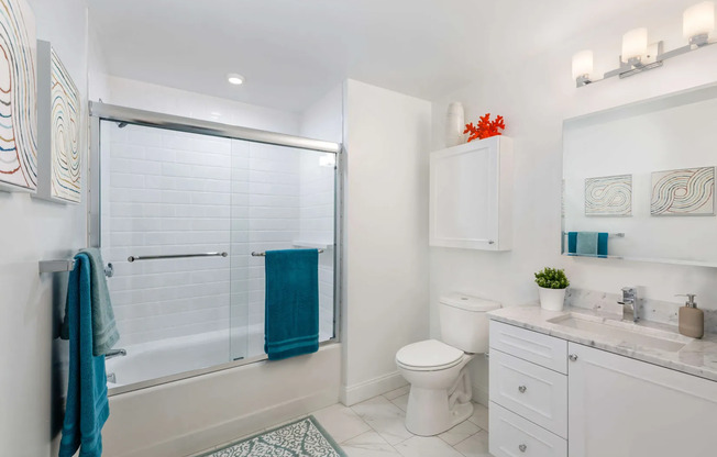 Spacious 1-bed with Laundry in Unit in Green, Scenic Area