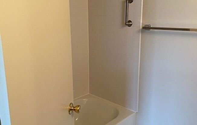 2 beds, 1 bath, 900 sqft, $1,525, Unit 128