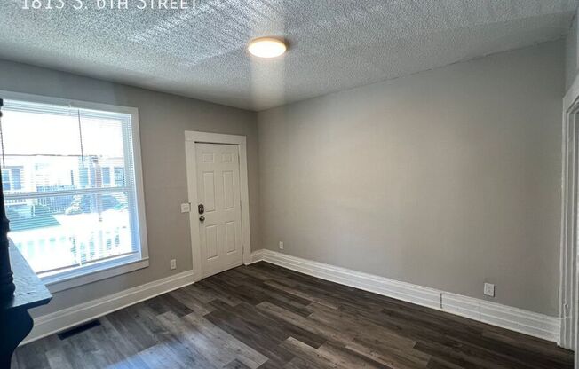 1813 S 6 ST