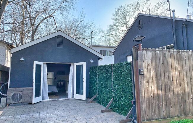Renovated Studio in Downtown Sacramento! Optional to be furnished.