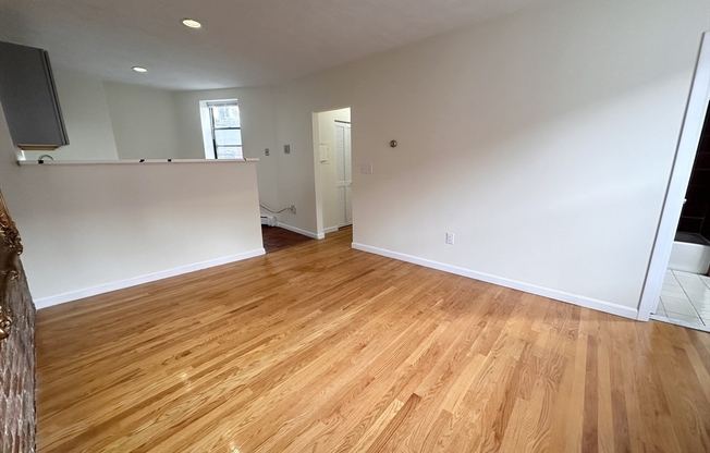 2 beds, 1 bath, $2,800, Unit 3