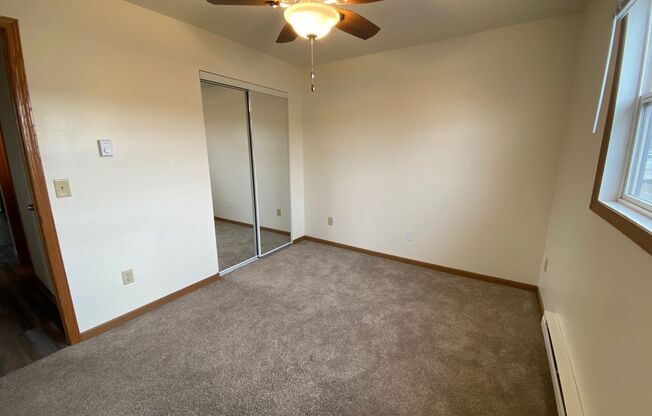 3 beds, 1 bath, $1,100, Unit 9