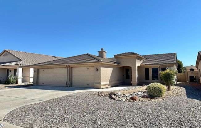 Beautiful 3 bedroom, 3 garage home in Chaparral Mesa!